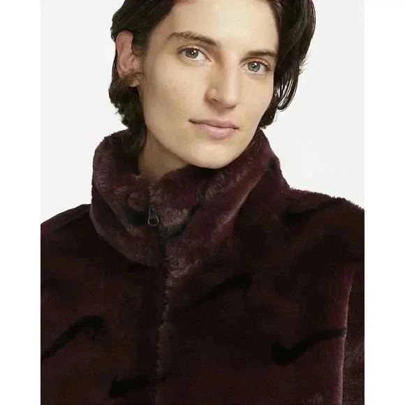 Nike Sportswear PlushWomen's Printed Faux Fur Jacket Size XS - Picture 3 of 10